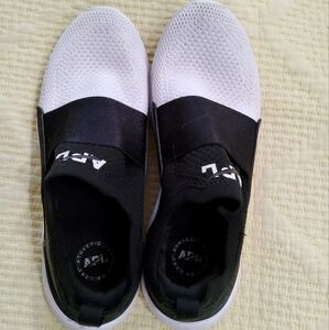 APL Techloom Bliss Black White Athletic Sneakers Size 7,5